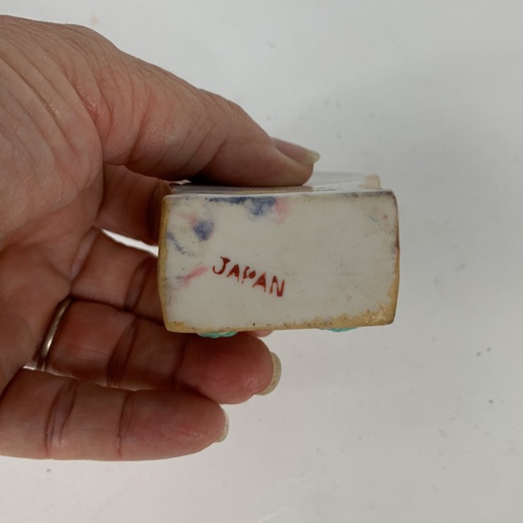 Vintage mini wall pocket with a horse and 2 pineapples on front. 3.25” high. - Picture 6 of 7